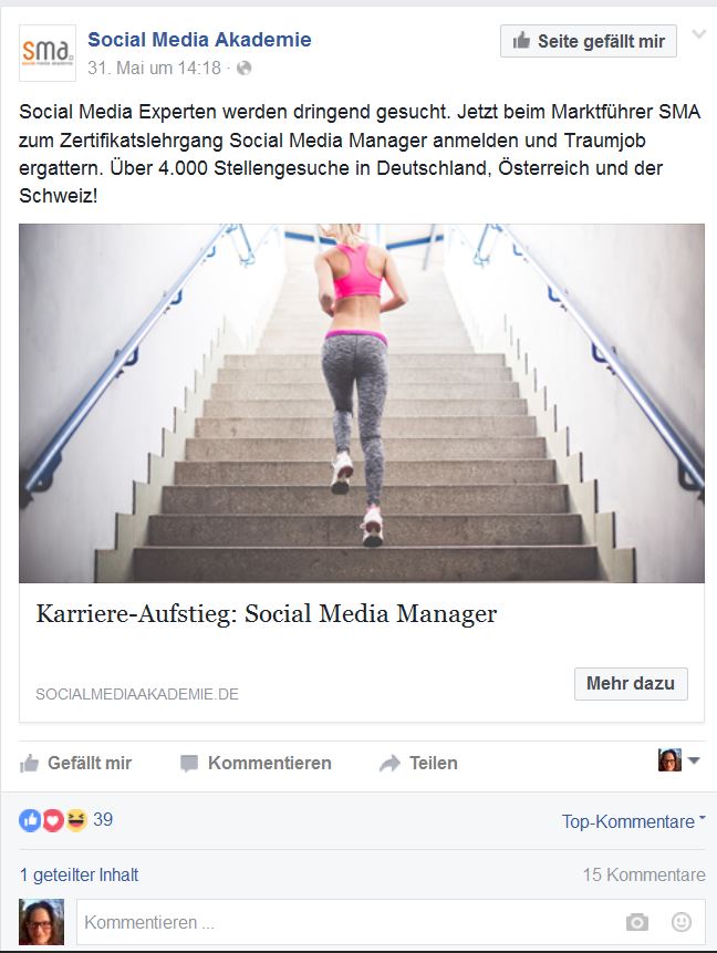 Werbebild der Social Media Akademie, eine Frau joggt eine Treppe hoch. Man sieht sie von hinten, sie trägt Sport-Leggings und einen Sport-BH.